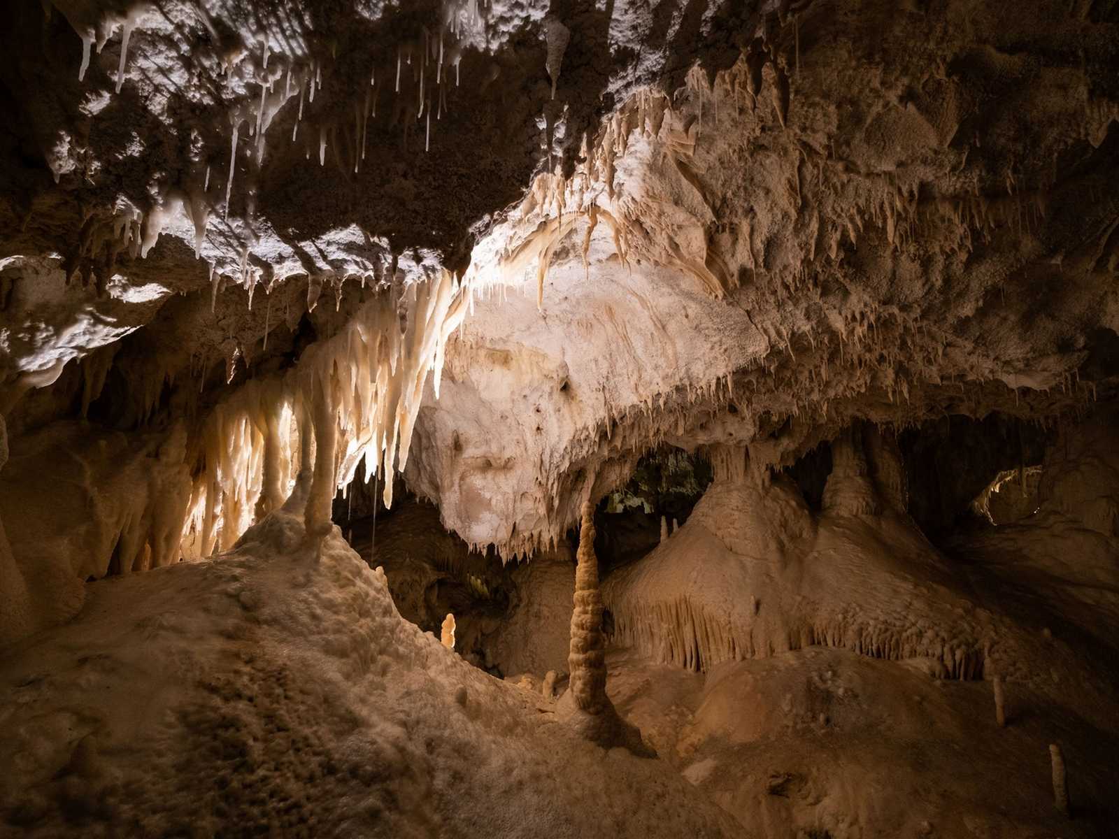 מערת נטיפים מרשימה שהיא אחת מפניני הטבע של מרקה