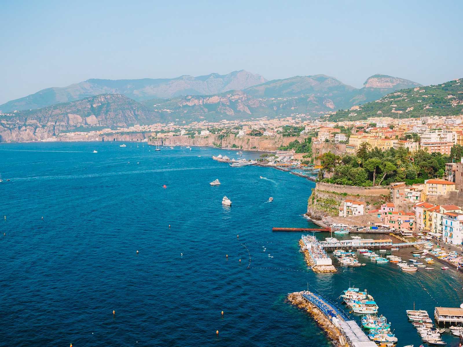 מבט פנורמי על החוף והמרינה של סורנטו עם סירות בים הכחול