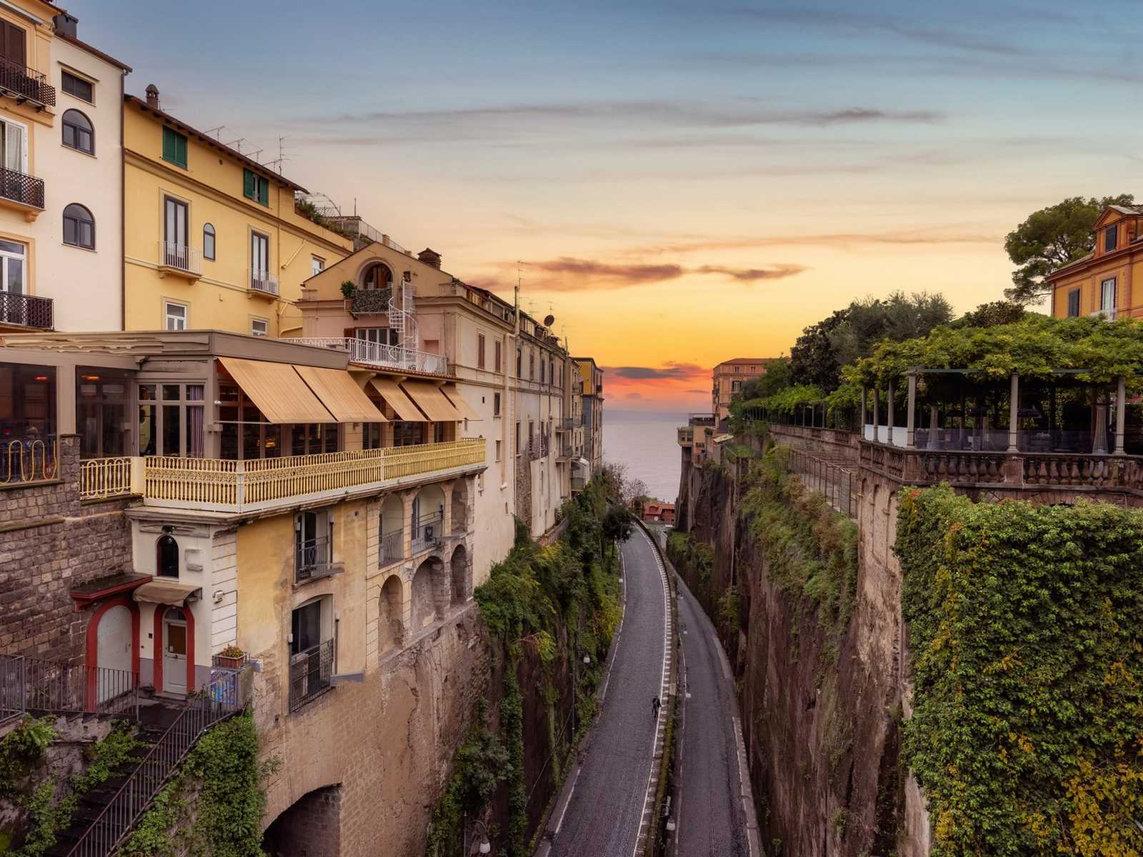 רחוב ציורי במרכז ההיסטורי של סורנטו בין בתים עתיקים