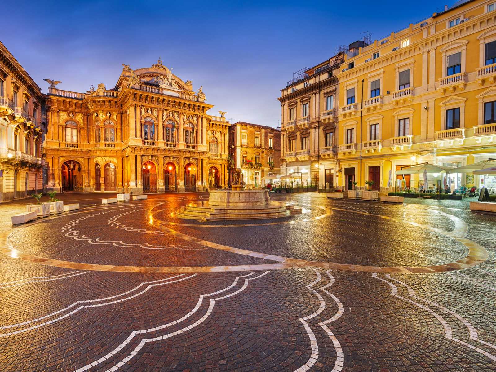 כיכר היסטורית מוארת בערב בעיר עתיקה ב־סיציליה בדצמבר