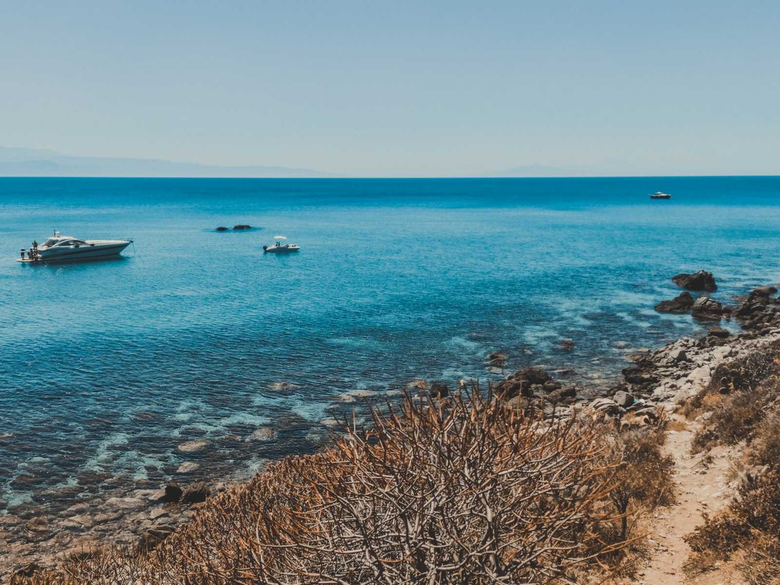 נוף חופי סלעי ומים טורקיז בנוף של סיציליה בדצמבר