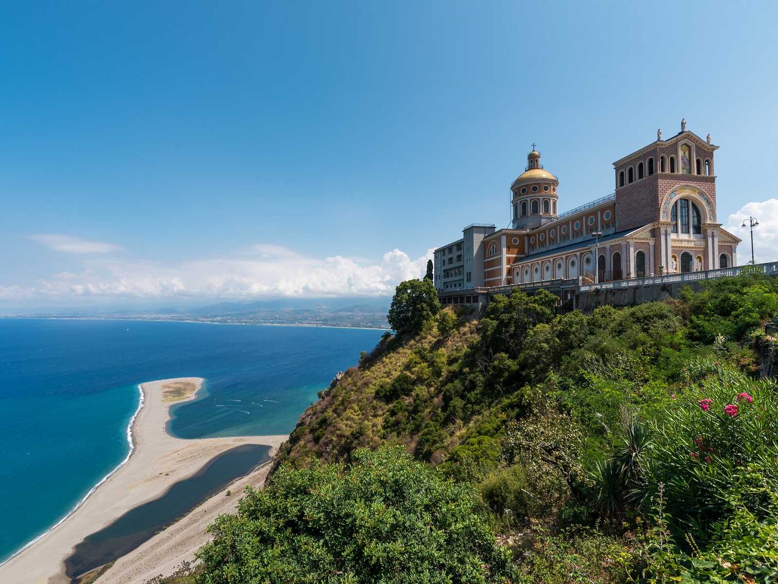 נוף פנורמי של החוף והעיר מעל הים בדרום סיציליה בדצמבר