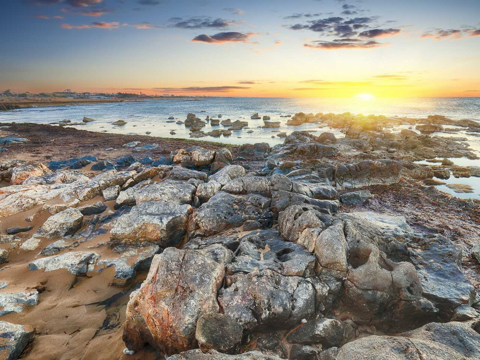 סלעים דרמטיים על חוף הים בנוף טבעי של סיציליה בדצמבר