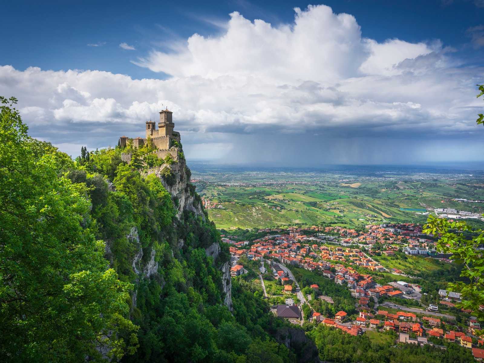המגדלים ההיסטוריים של סן מרינו על הר טיטאנו עם נוף פנורמי לעמק