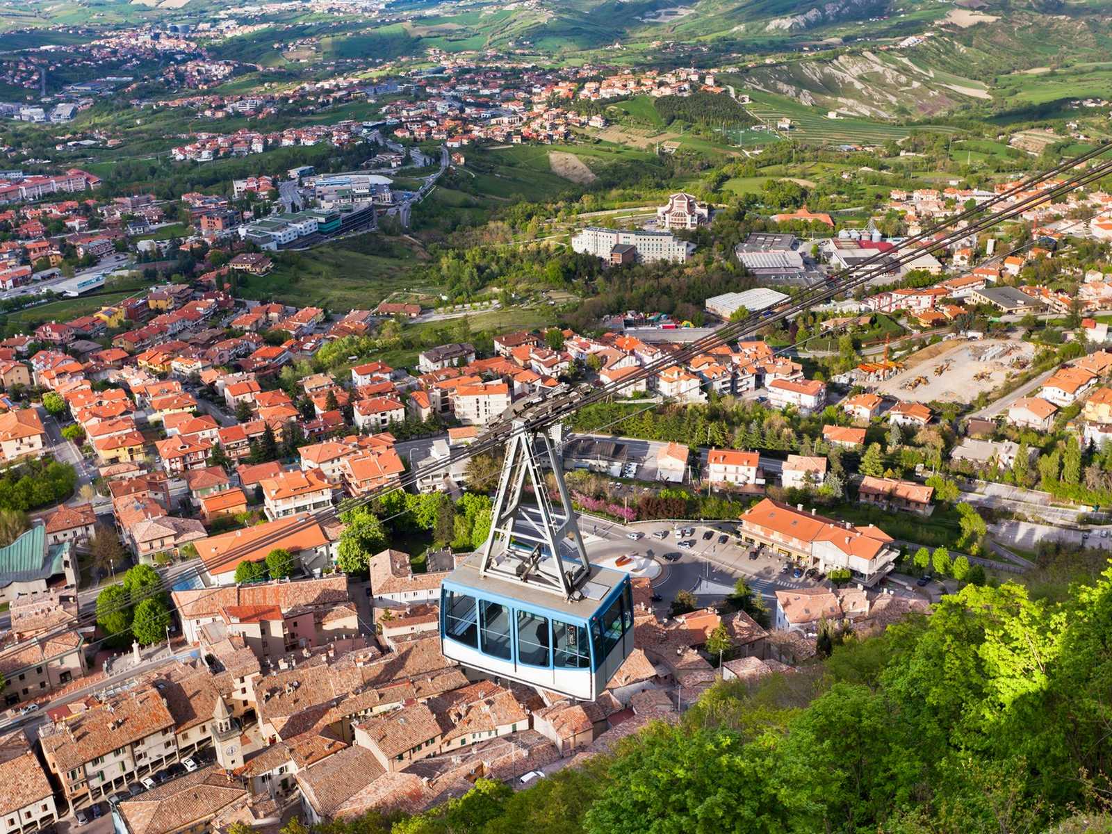 הרכבל העולה לעיר העתיקה של סן מרינו מעל העמק הירוק