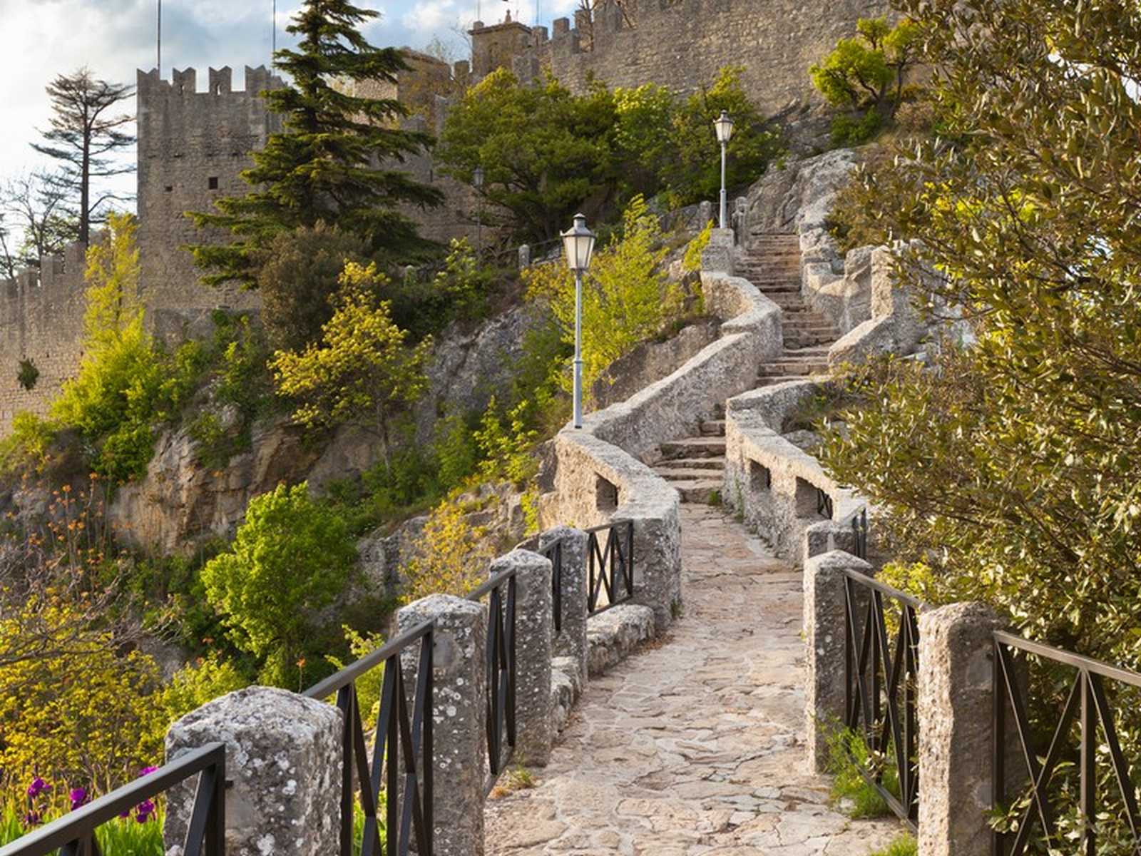 שביל האבן העתיק לאורך חומות העיר סן מרינו על הר טיטאנו