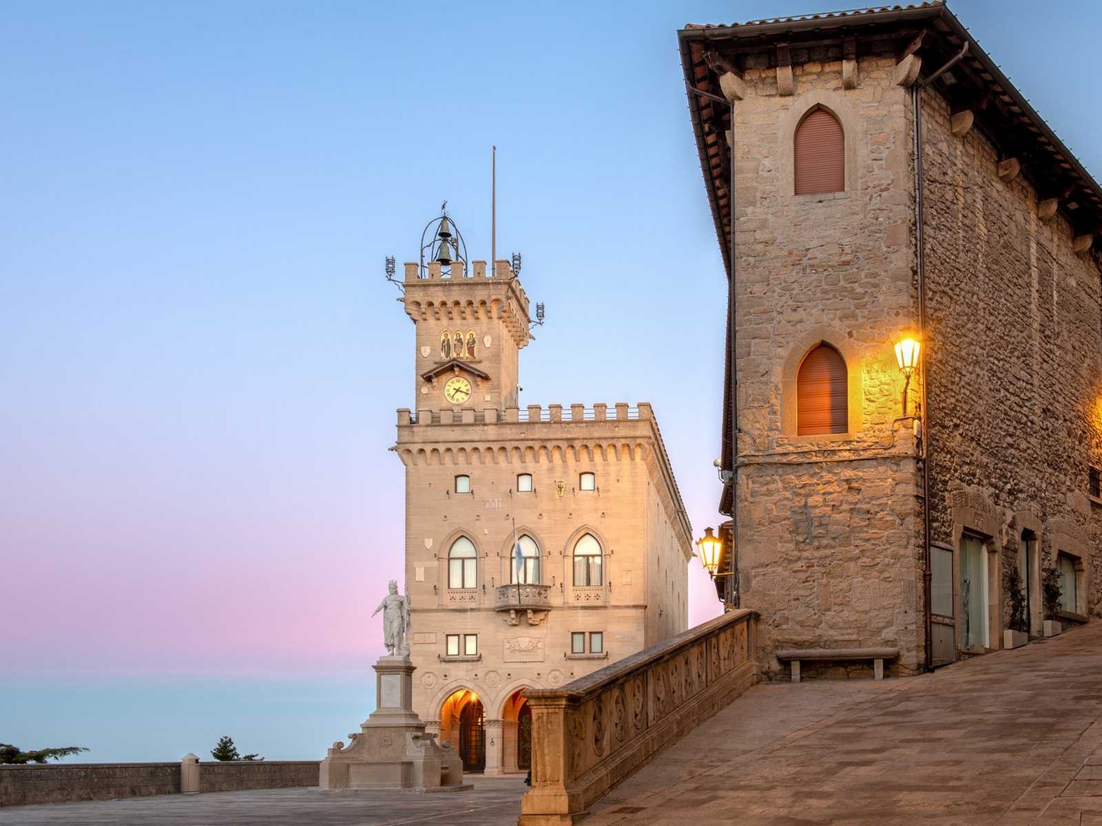 מגדל השעון והמבנים ההיסטוריים במרכז העיר העתיקה של סן מרינו