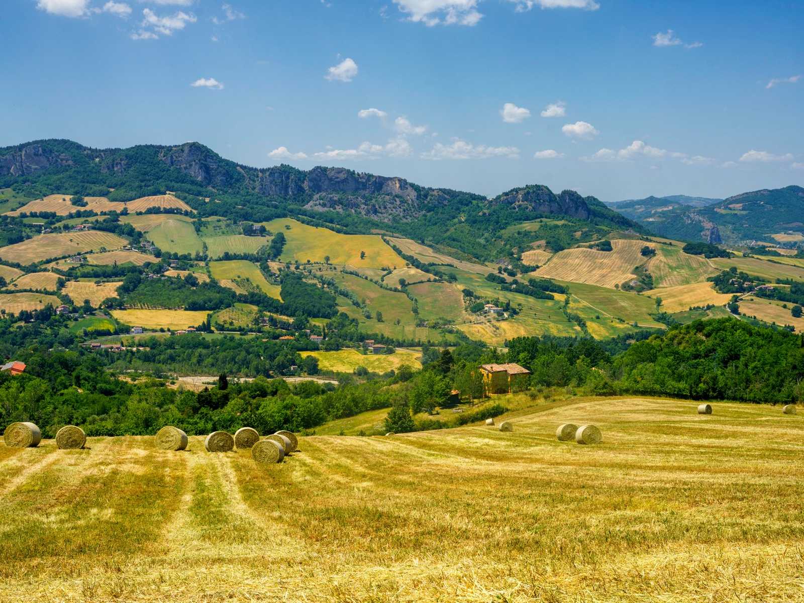 נוף כפרי של השדות והגבעות הנשקף מסן מרינו אל אזור אמיליה-רומאניה