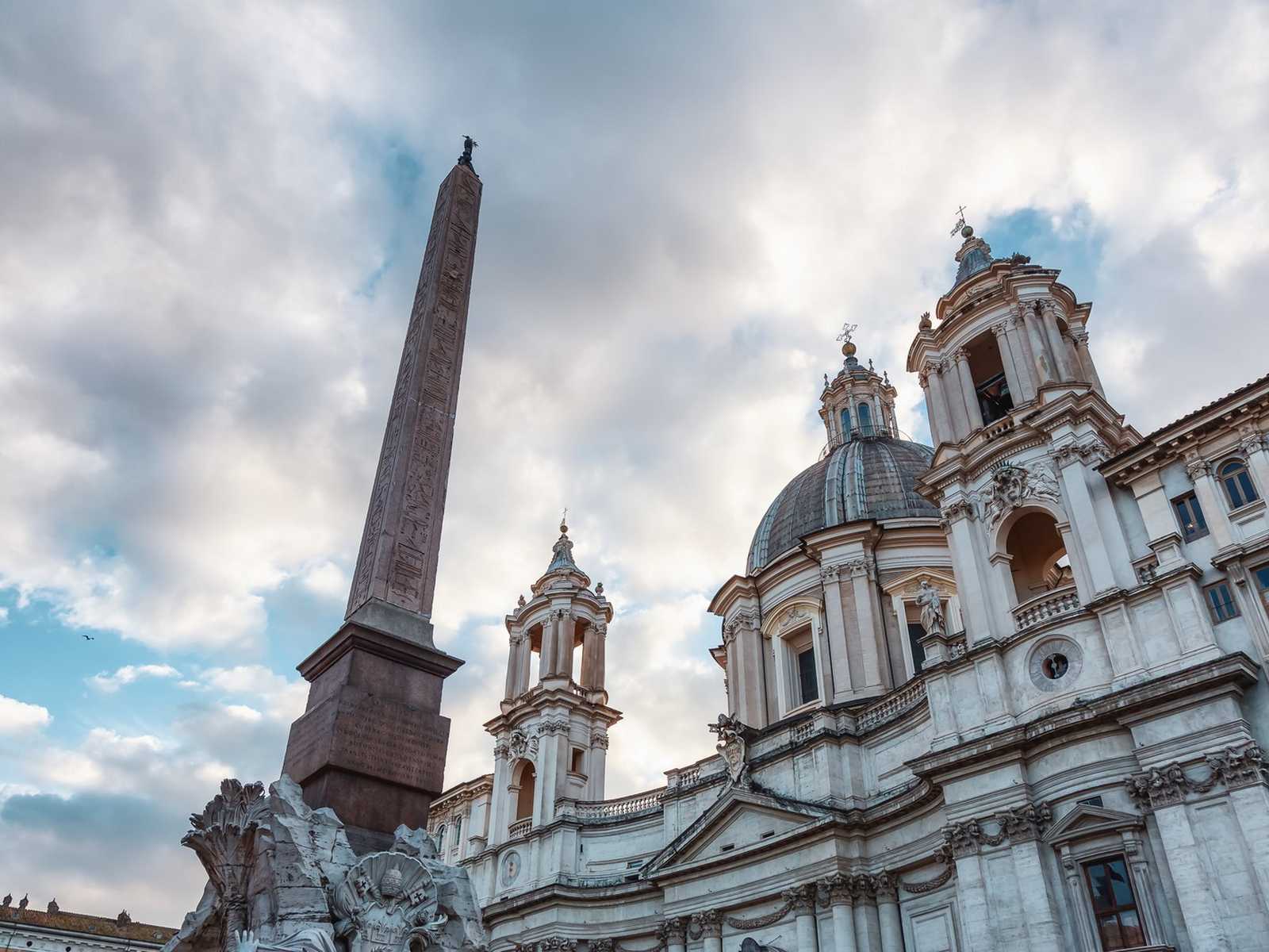 האובליסק והמזרקה המרכזית בכיכר פיאצה נבונה עם כנסיית Sant’Agnese ברקע