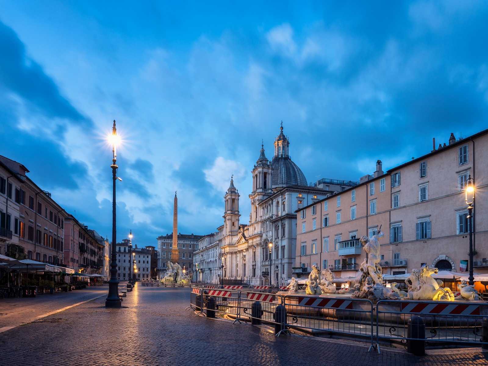 מבט ערב על פיאצה נבונה עם האובליסק והמזרקות המפורסמות של הכיכר
