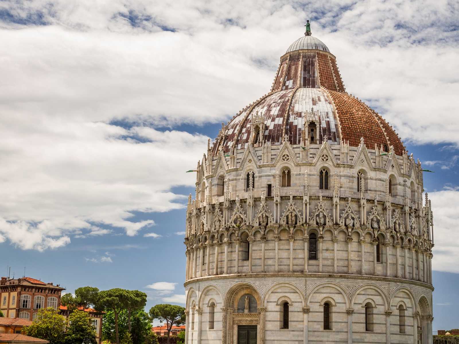 בית הטבילה המרשים של פיזה עם הכיפה הגדולה והעיטורים האדריכליים המיוחדים