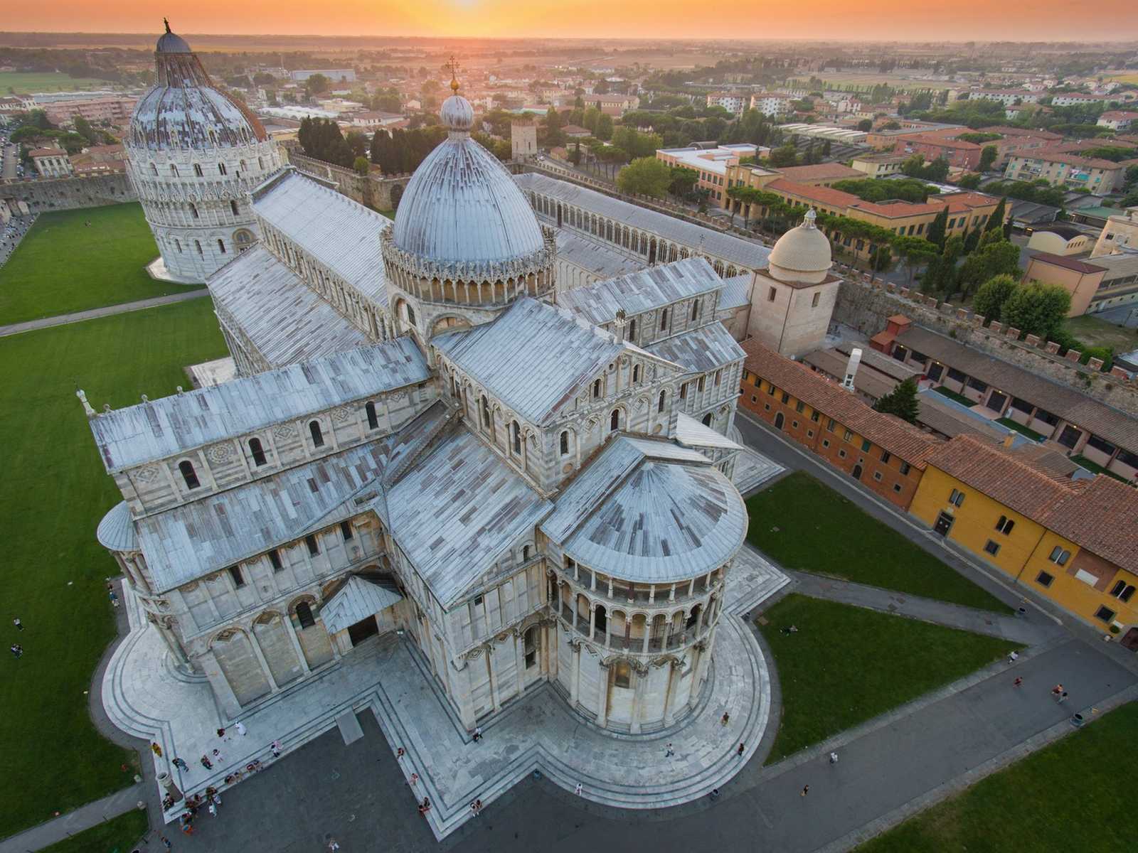 מבט אווירי על קתדרלת פיזה והמבנים ההיסטוריים בכיכר הנסים בשעת השקיעה