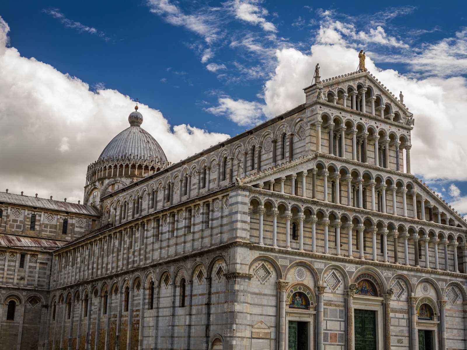 חזית הקתדרלה המרשימה של פיזה עם העמודים והעיטורים בסגנון רומנסקי