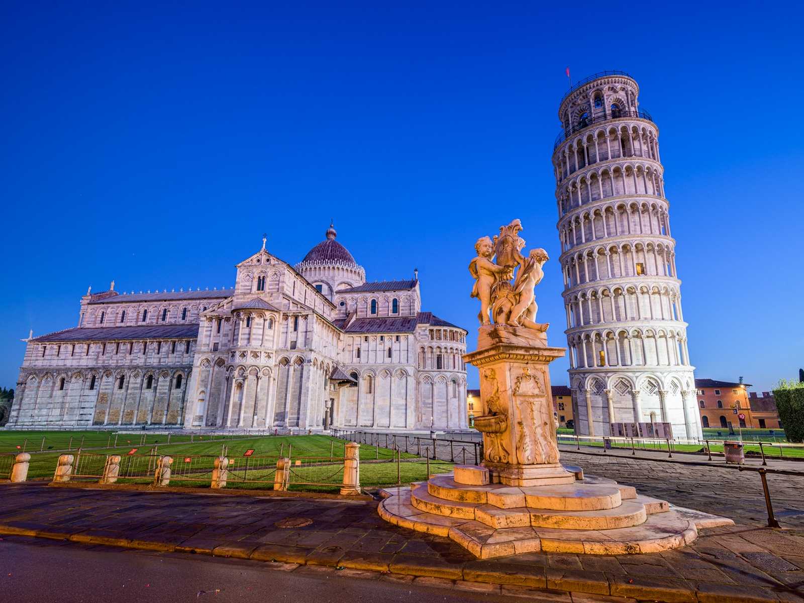 המגדל הנטוי של פיזה וכיכר הנסים ביום בהיר עם שמיים כחולים