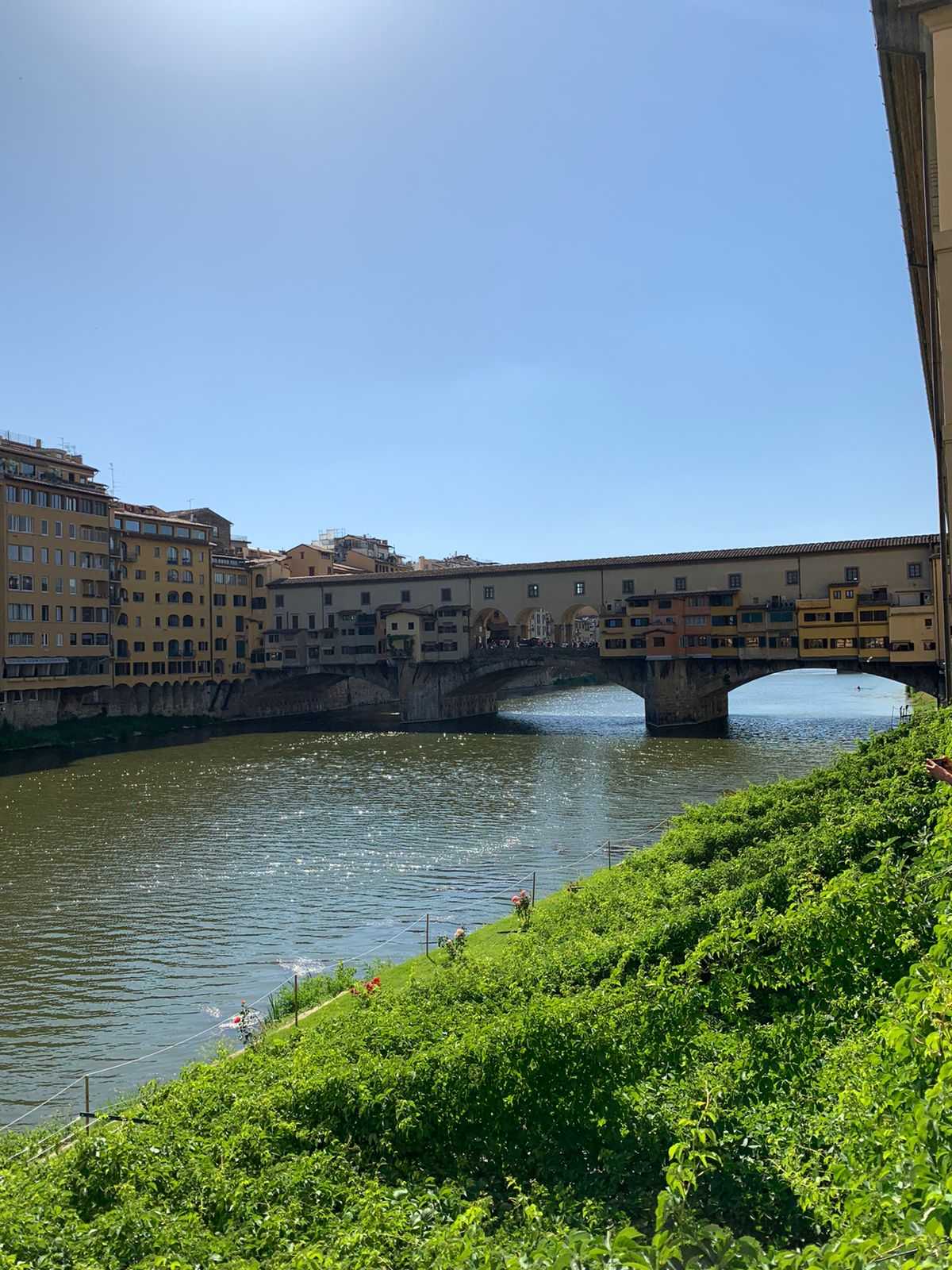 גשר Ponte Vecchio מעל נהר הארנו עם הנוף הקלאסי של פירנצה