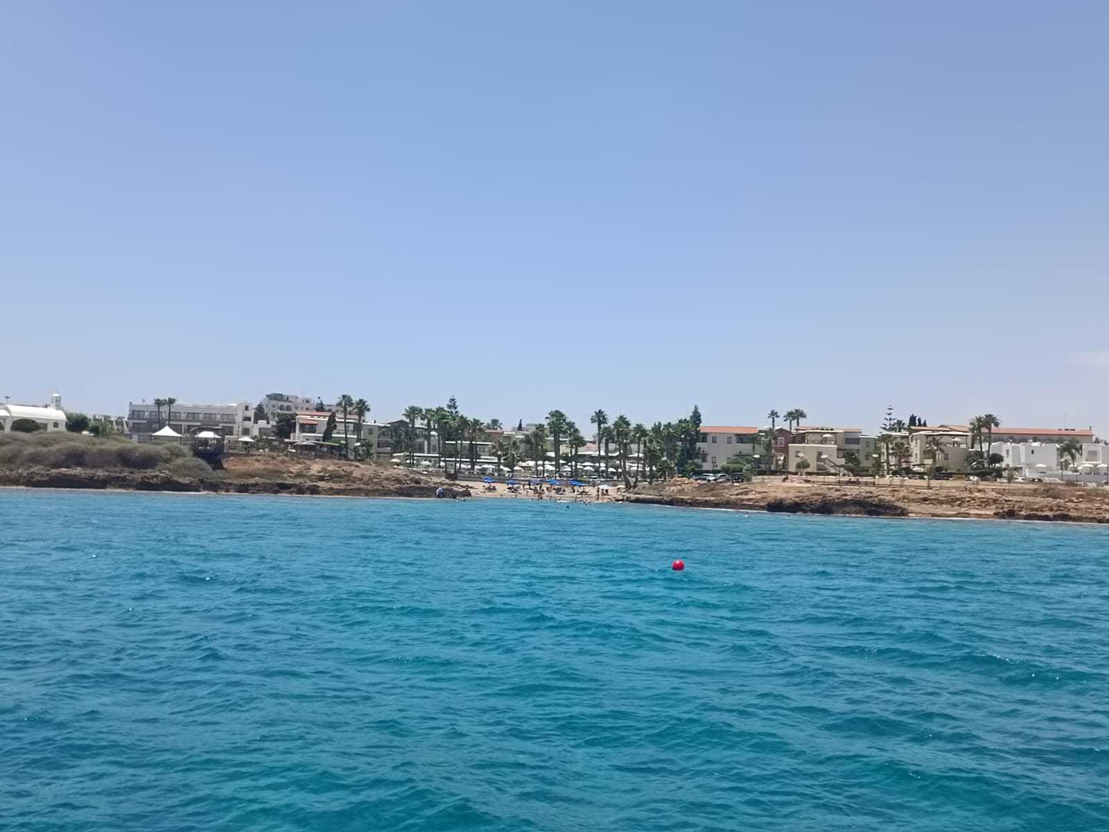 מבט מהים על בתי מלון ועצי דקל לאורך קו החוף התיירותי של קלבריה.