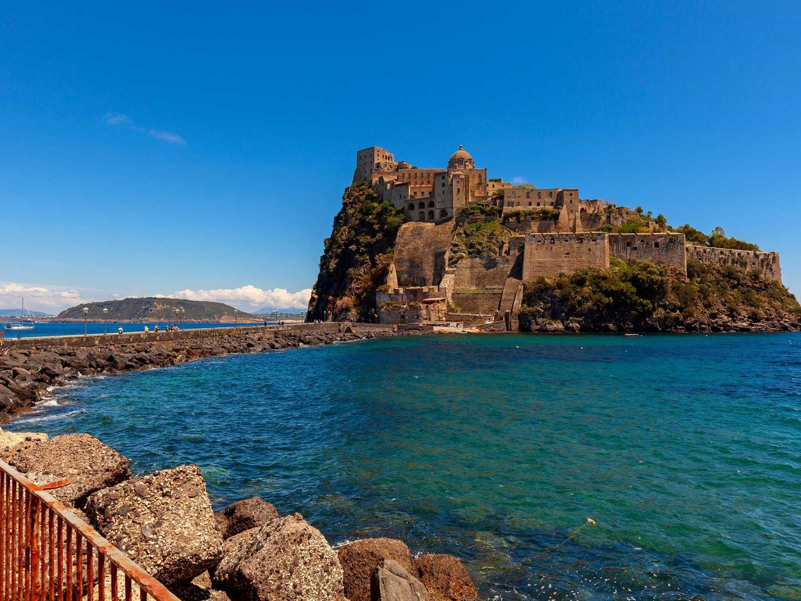 אי סלעי קטן עם מים צלולים לאורך חופי קמפניה