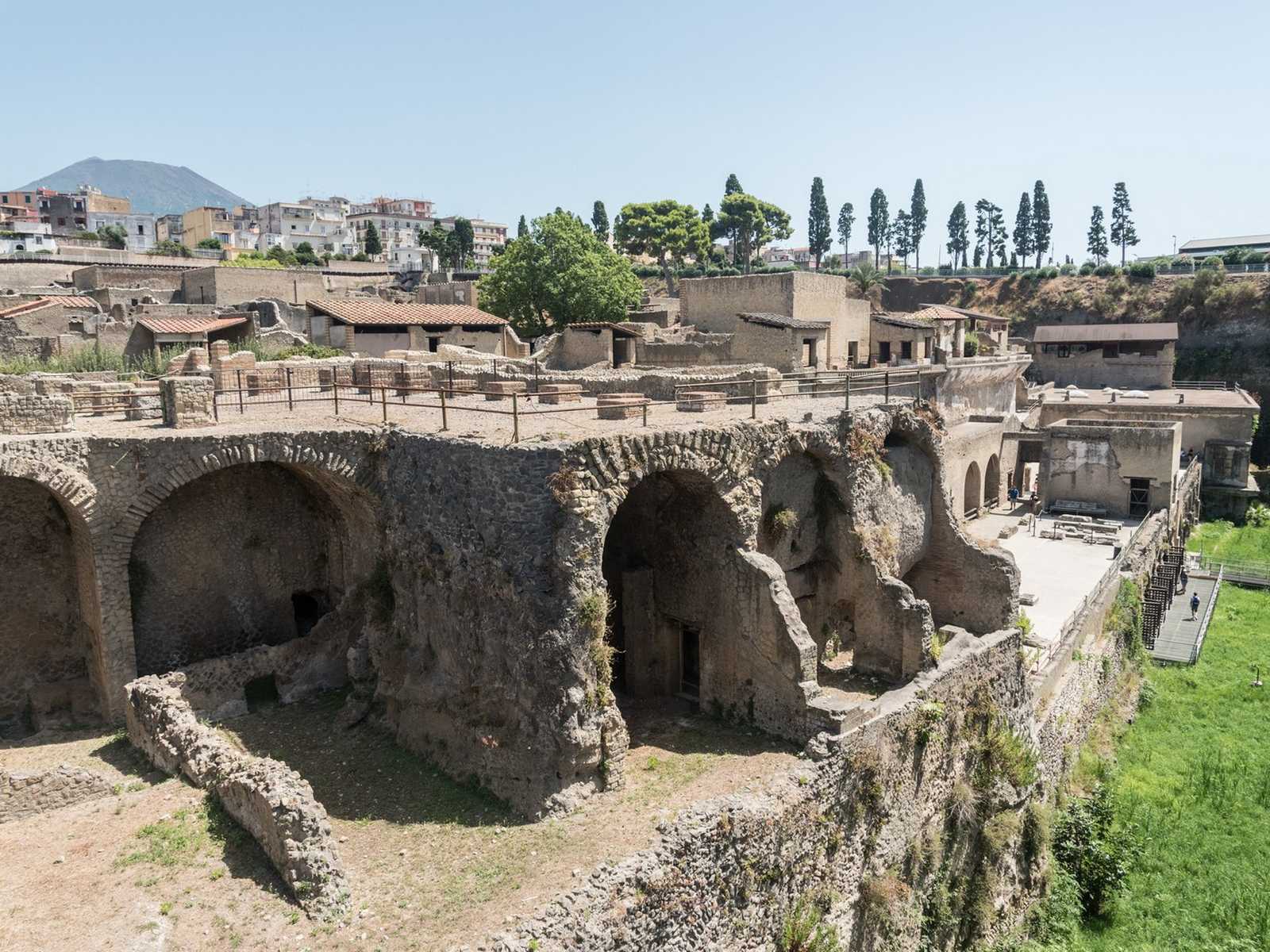 שרידים עתיקים של אתר ארכיאולוגי בקמפניה עם קשתות אבן