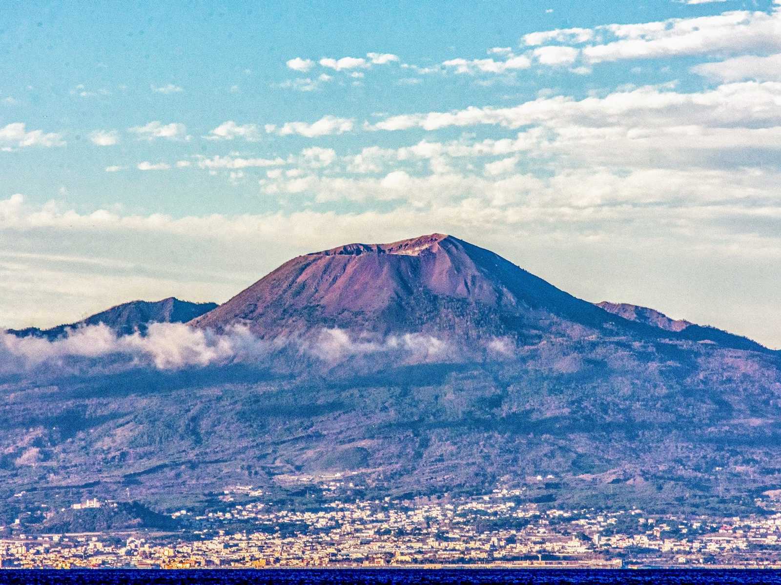 הר וזוב מעל מפרץ נאפולי בנוף דרמטי של קמפניה