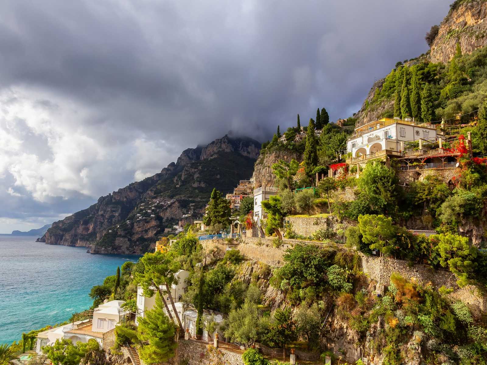 שביל הררי ירוק עם נוף לים באזור אמלפי בקמפניה