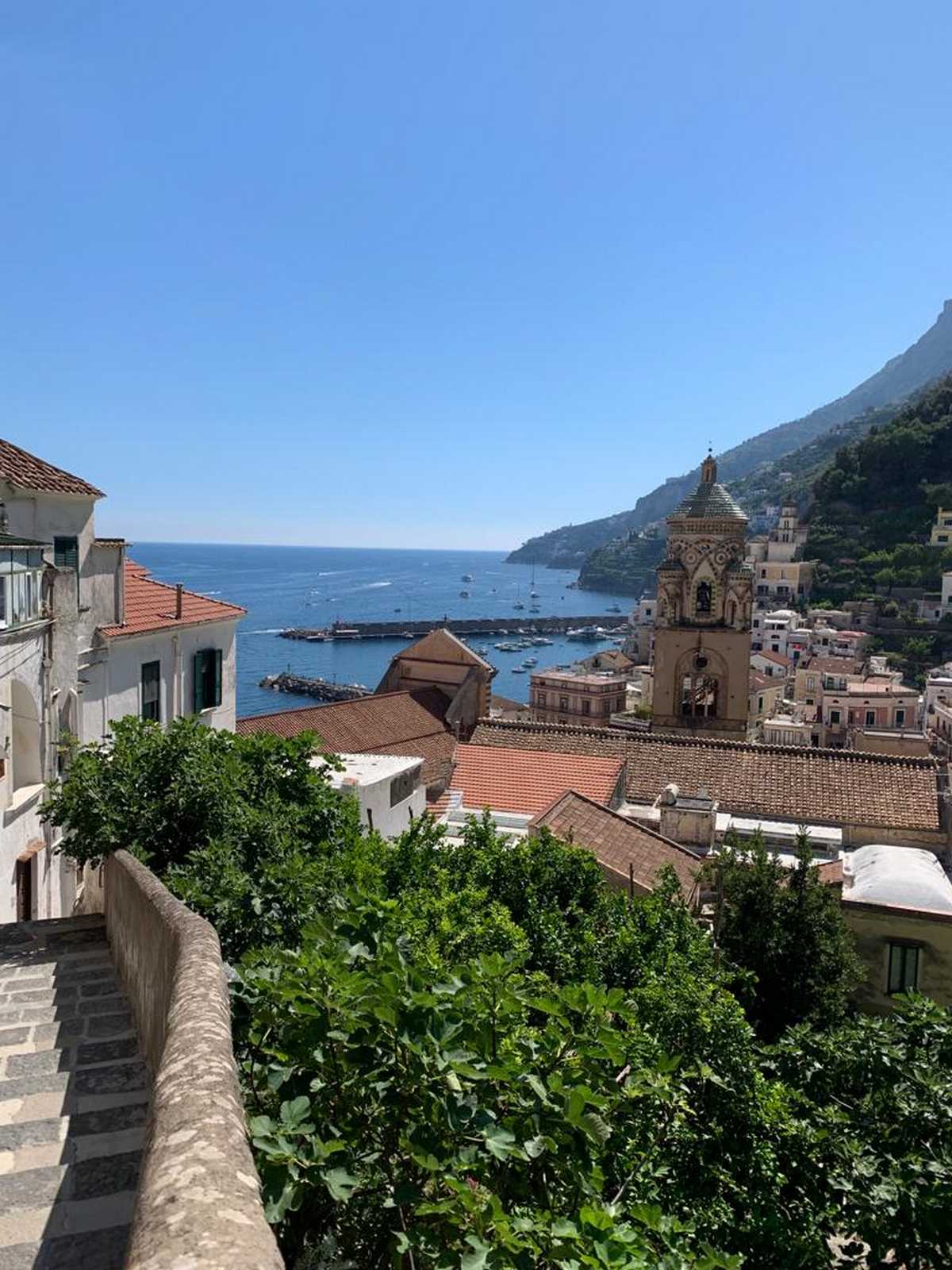 רחוב ציורי עם מדרגות ובתים על צלע הר בעיירה בקמפניה