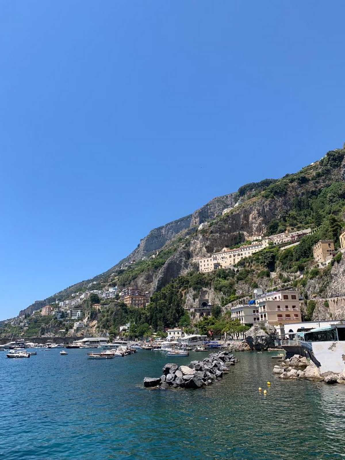 מפרץ יפהפה עם מים רגועים וצוקים באזור חופי קמפניה