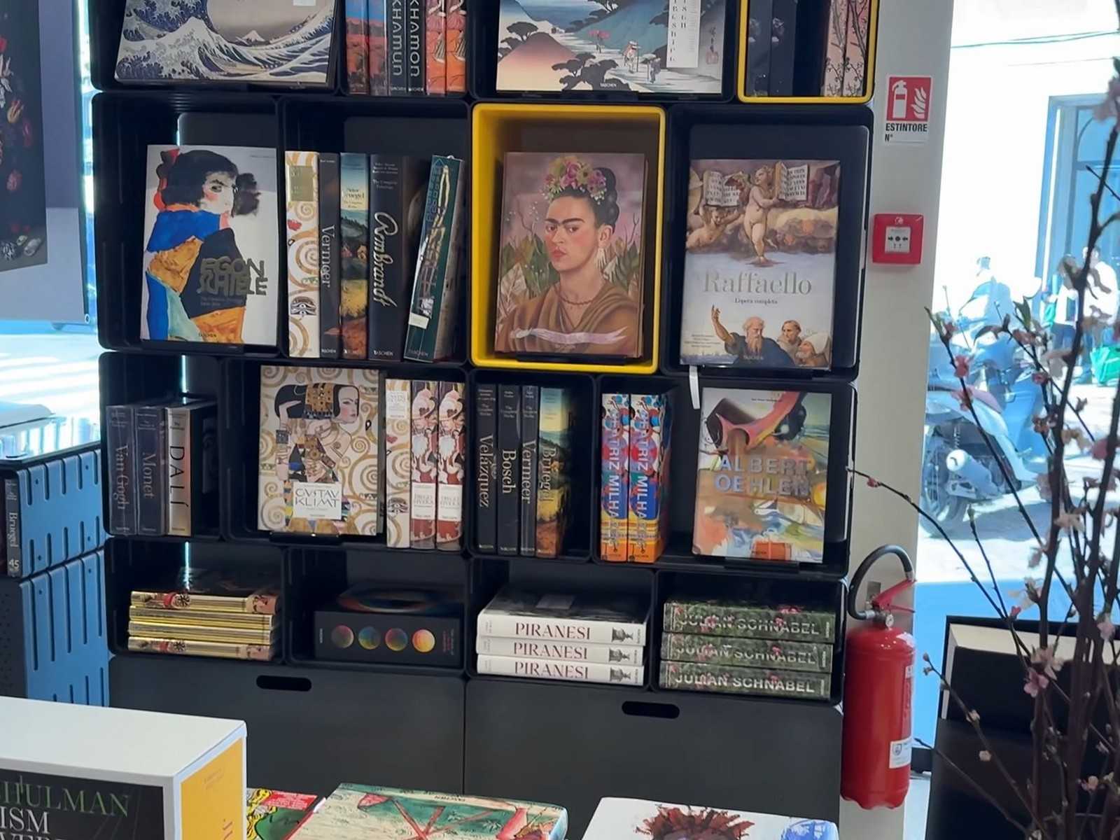 חנות ספרים ואמנות מיוחדת בזמן קניות באיטליה