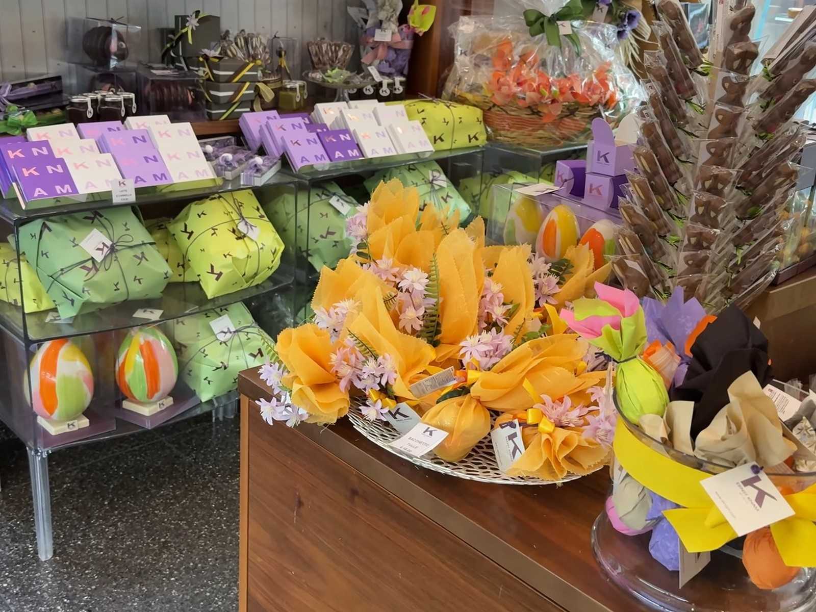 דוכן ממתקים צבעוני בשוק מקומי במהלך קניות באיטליה