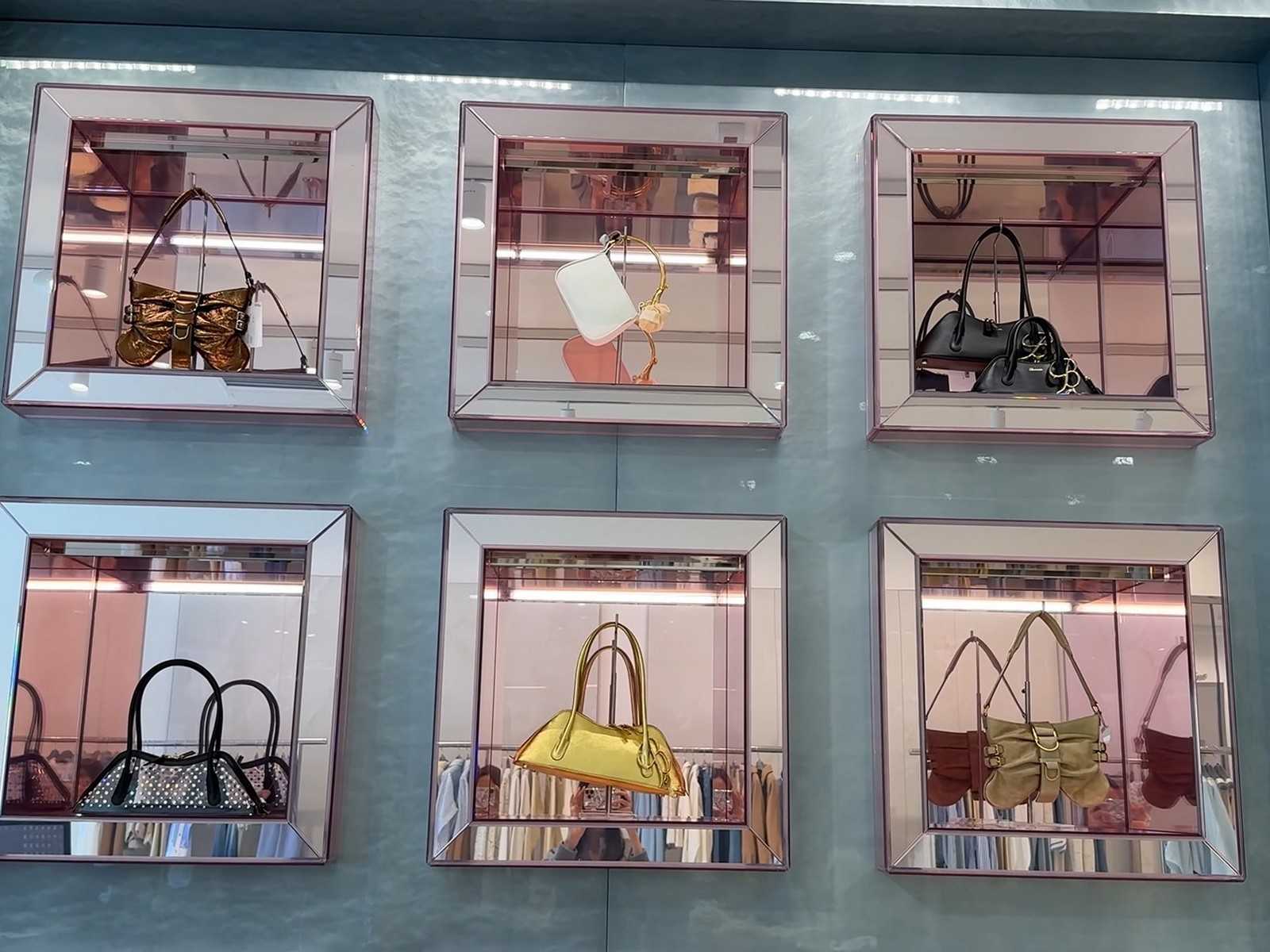 חלון ראווה אלגנטי עם תיקים במסגרת קניות באיטליה