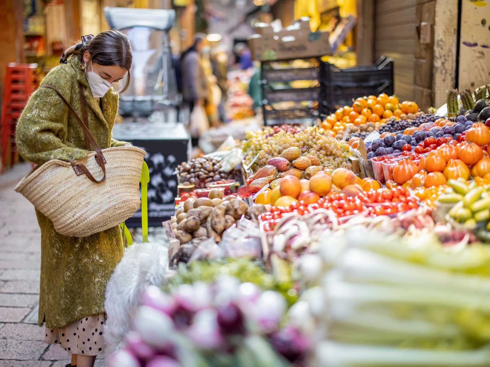 שוק צבעוני ברומא עם פירות וירקות טריים כחלק מחוויית קניות ברומא