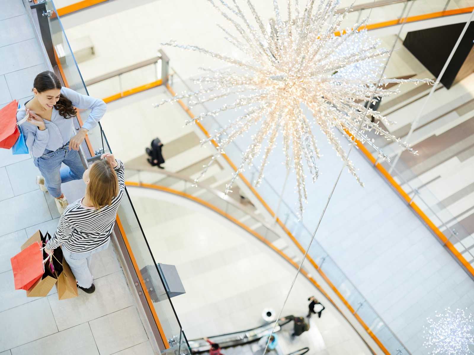 מרכז קניות מודרני שבו אפשר ליהנות מחוויית קניות ברומא בכל עונות השנה