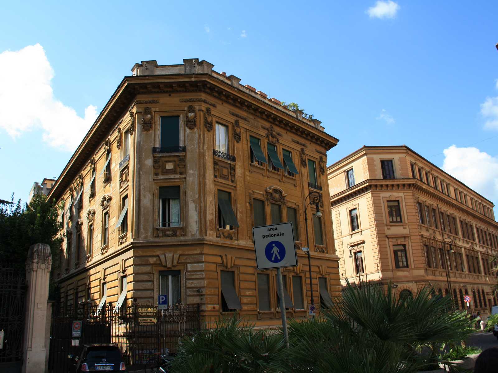 מבנה היסטורי ברחוב ויה ונטו (Via Veneto) במרכז רומא