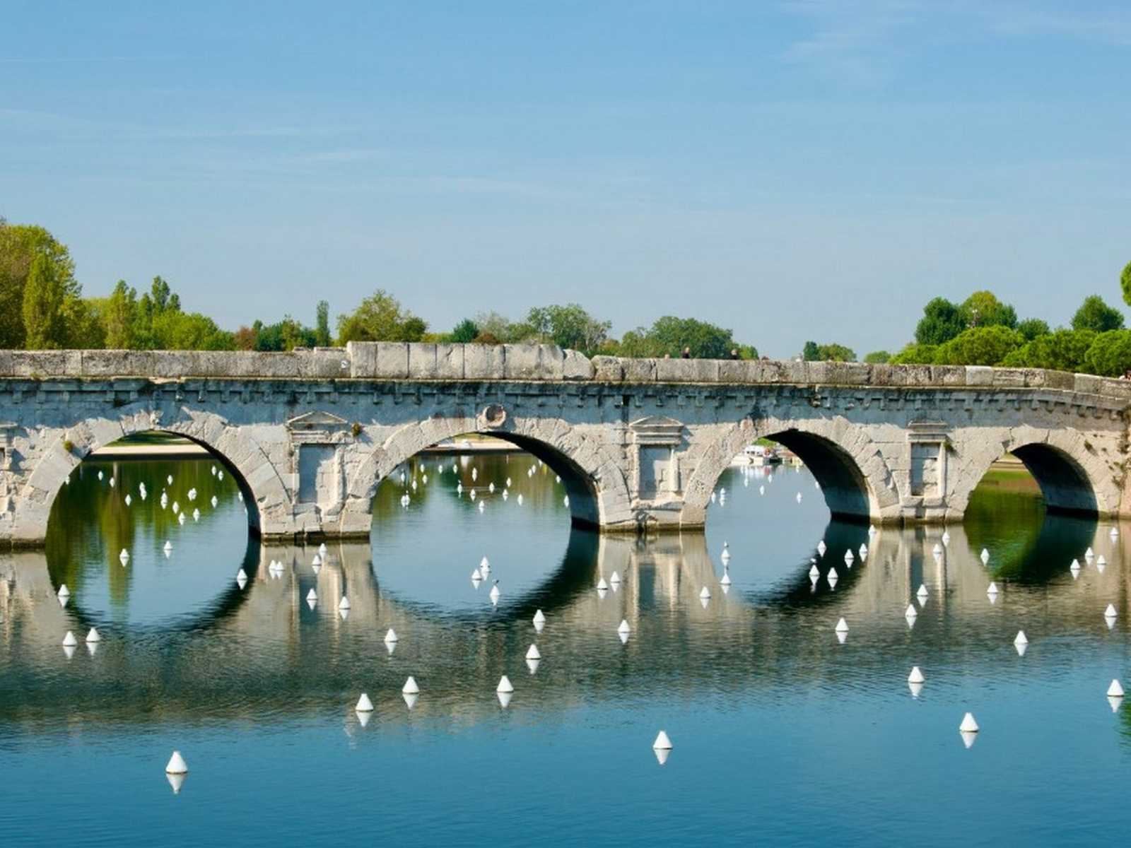 גשר טיבריוס העתיק Ponte di Tiberio בעיר רימיני