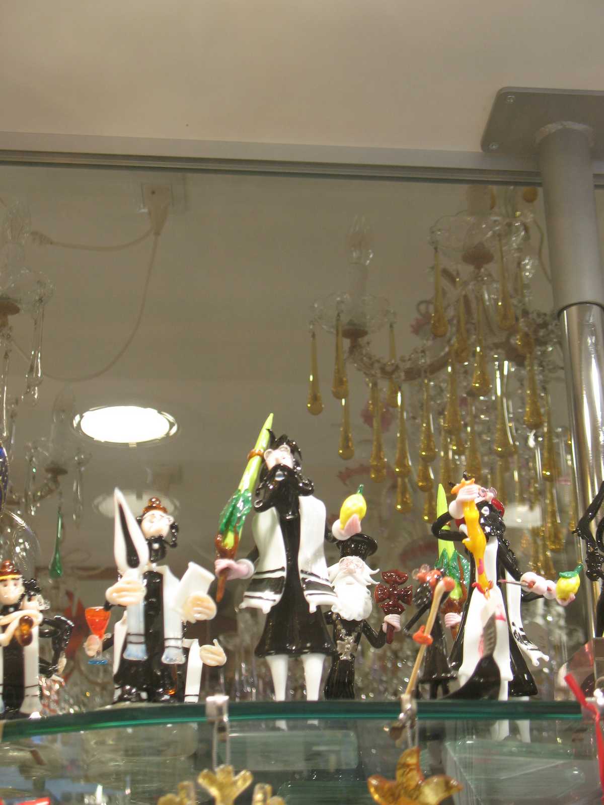 דמויות זכוכית צבעוניות מחנות מזכרות ייחודית בונציה עם ילדים