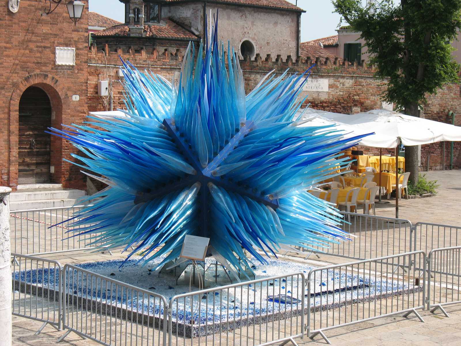 פסל זכוכית כחול מרשים בכיכר מוראנו – חוויה מיוחדת בונציה עם ילדים