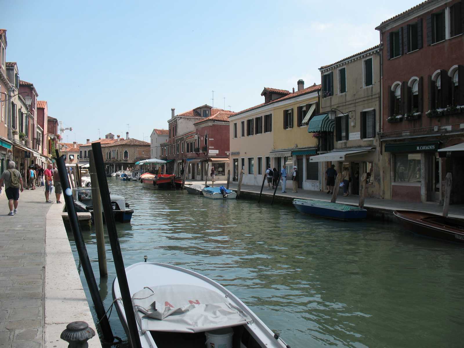 תעלה ציורית עם סירות ובתים צבעוניים – טיול רגוע בונציה עם ילדים