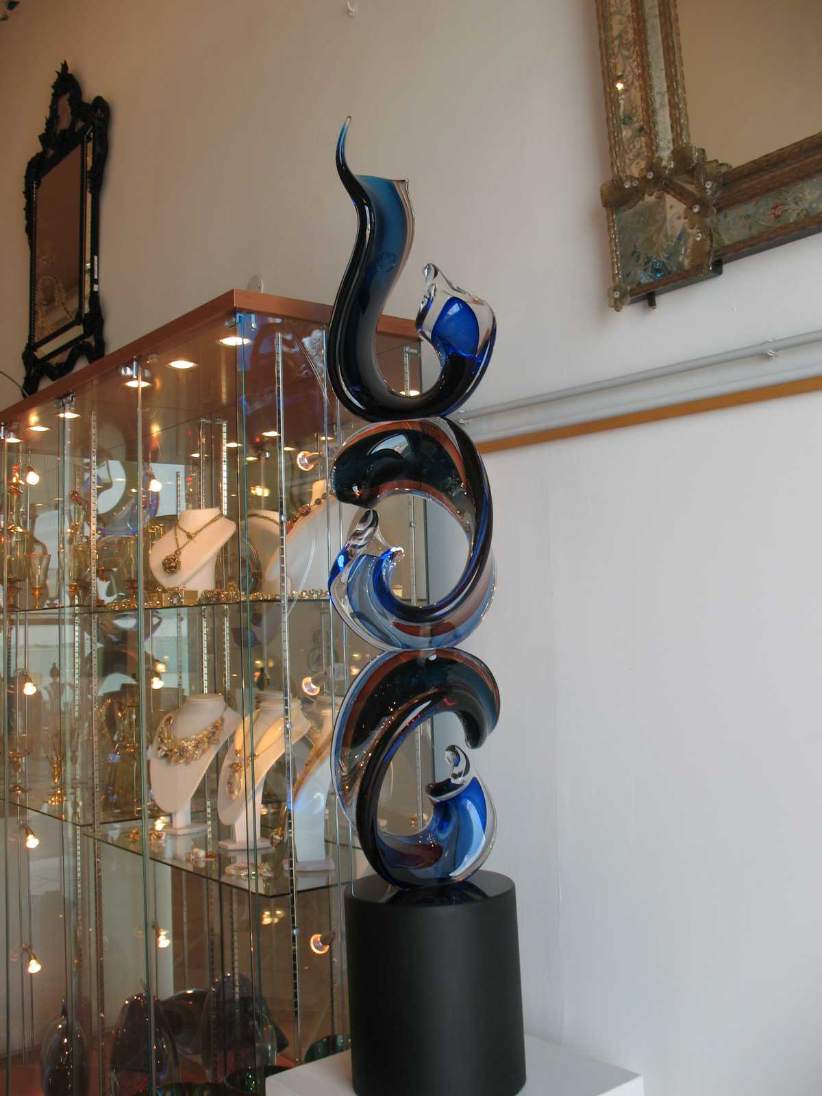 יצירת אמנות מזכוכית בתוך גלריה מקומית – מה לראות בונציה עם ילדים