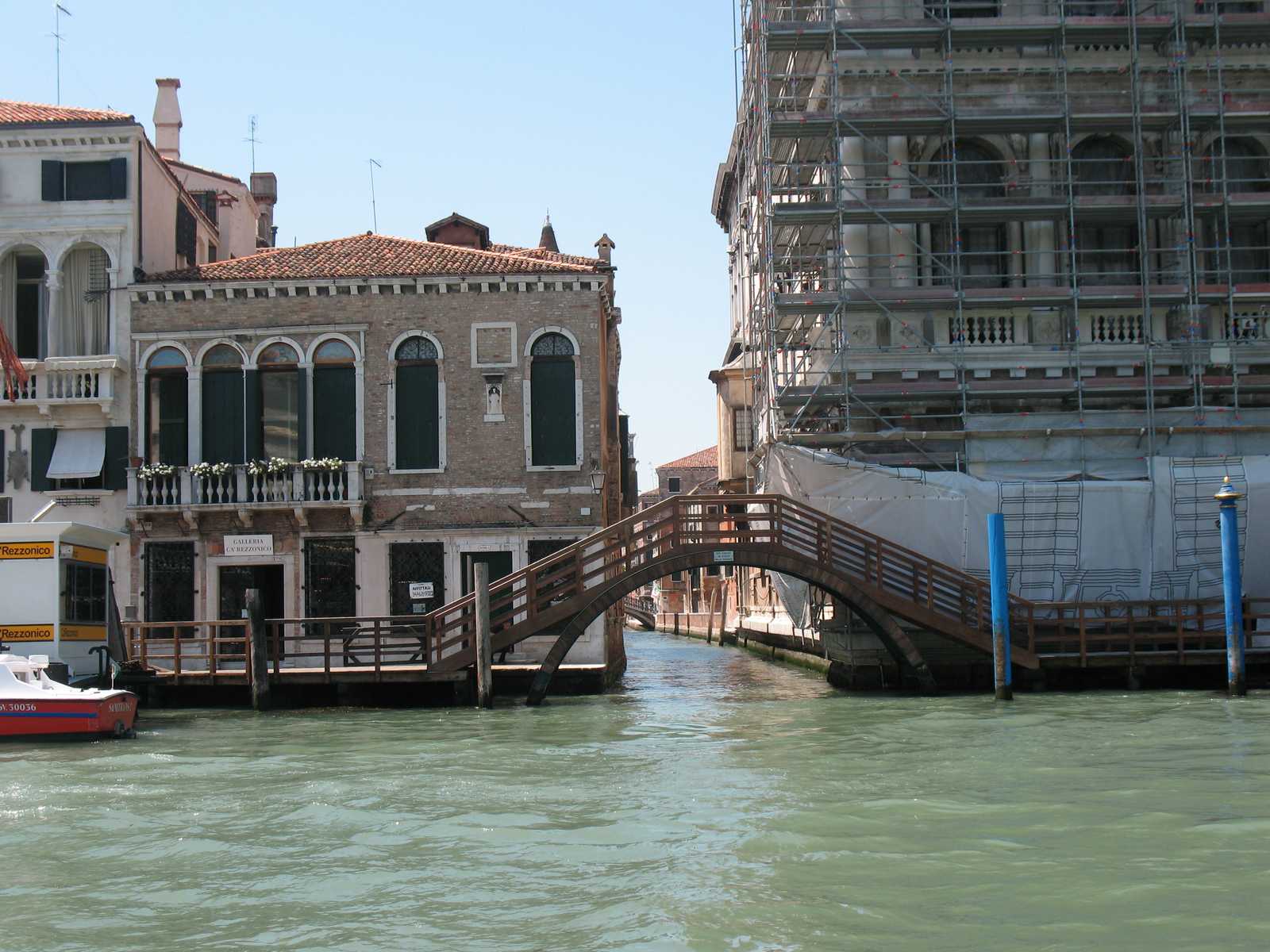 גשר קטן מעל התעלה ונוף ונציאני קלאסי – סיור בונציה עם ילדים