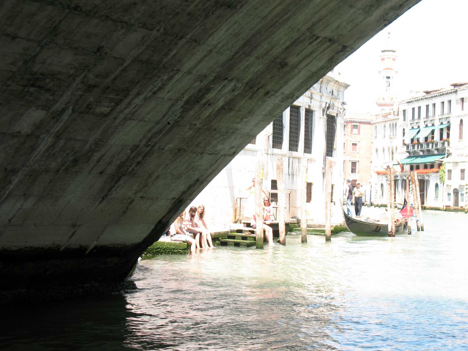 שיט בגונדולה ליד מבנים היסטוריים – אטרקציה חובה בונציה עם ילדים