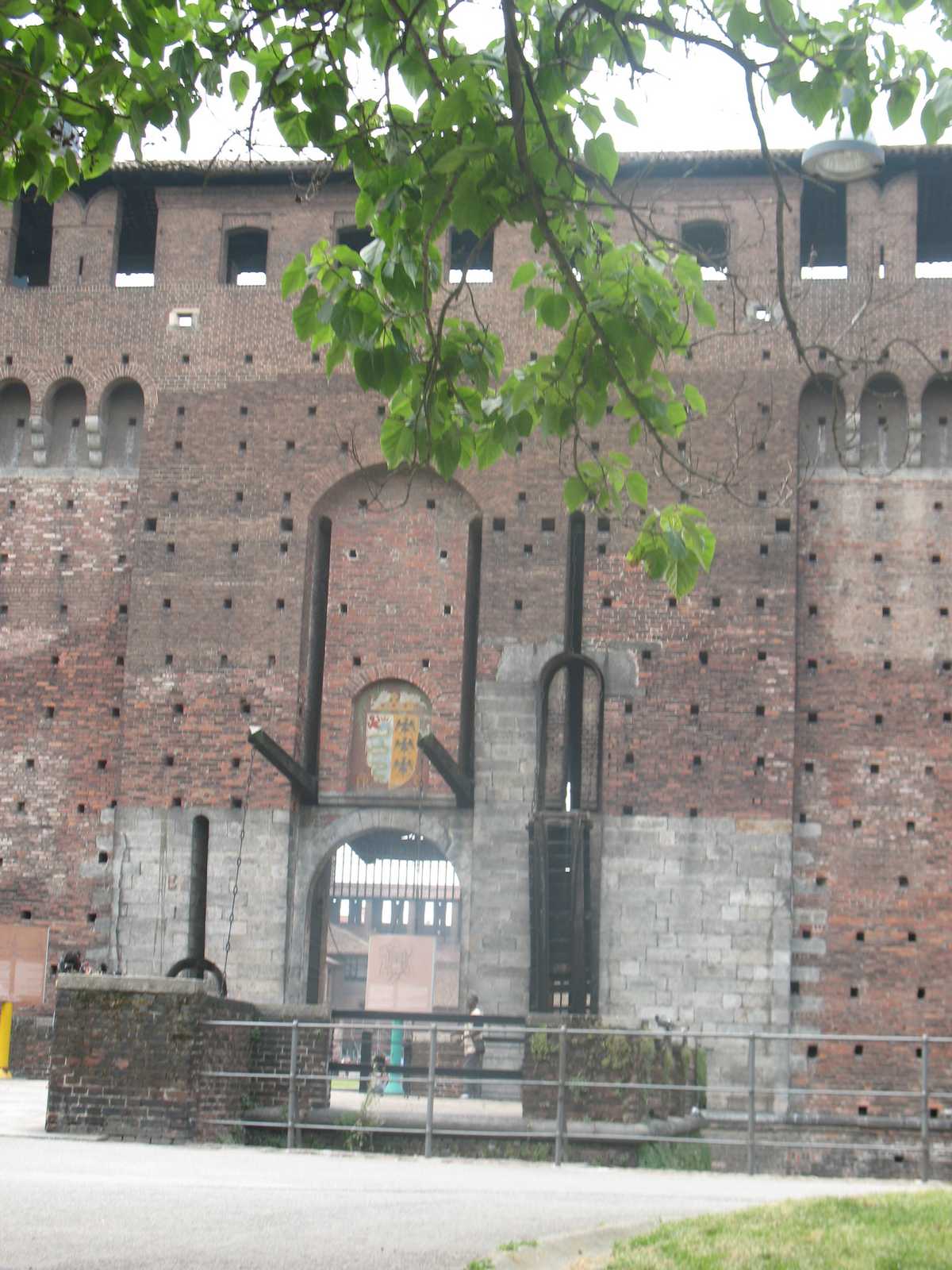 טירת ספורצסקו (Castello Sforzesco): הטירה מוסיפה למסלול שילוב מצוין של היסטוריה וחצרות פתוחות. זהו מרחב שקל ונעים לחקור עם הילדים הרחק מהעומס של מרכז העיר.