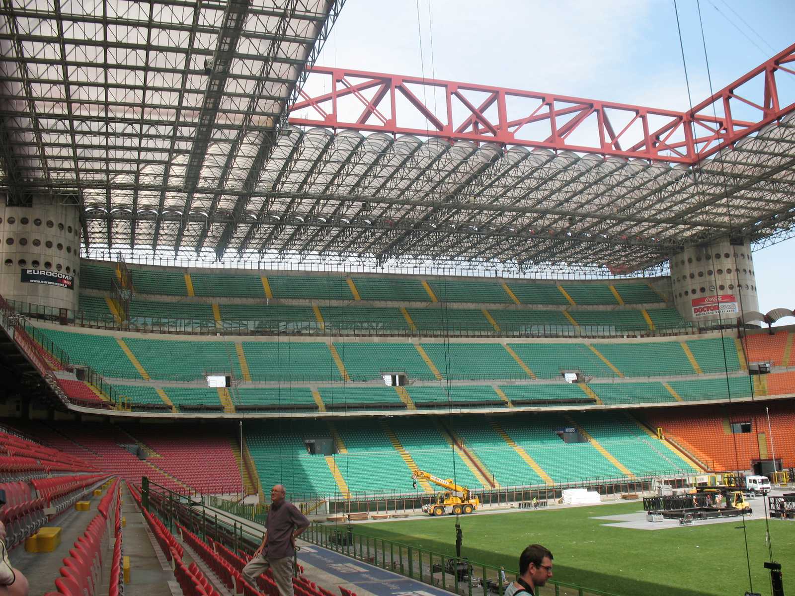 אצטדיון סן סירו (San Siro): הביקור באצטדיון הופך את מילאנו ליעד מפתיע עבור כל המשפחה. זוהי חוויה עוצמתית שמרגישה הרבה מעבר לצפייה במשחק כדורגל רגיל.