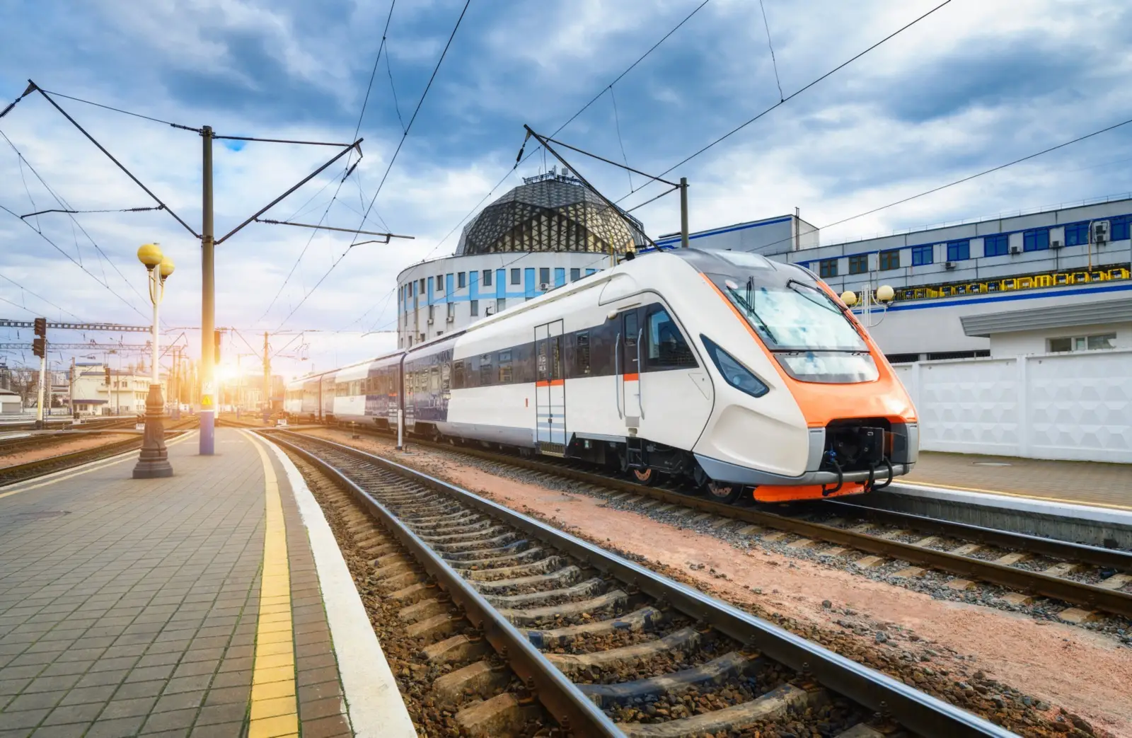 רכבת היוצאת מ־פיומיצ'ינו אל מרכז רומא כאחת מדרכי התחבורה המהירות משדה התעופה