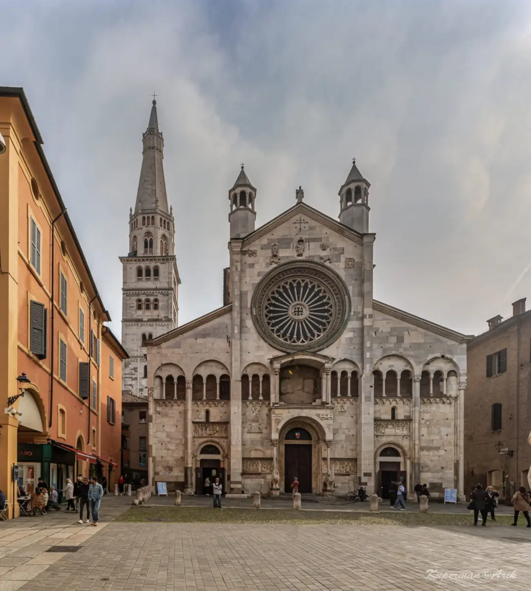 קתדרלת מודנה (Duomo di Modena) לאורך אמיליה – רומניה מסלול בין הערים ההיסטוריות של האזור.