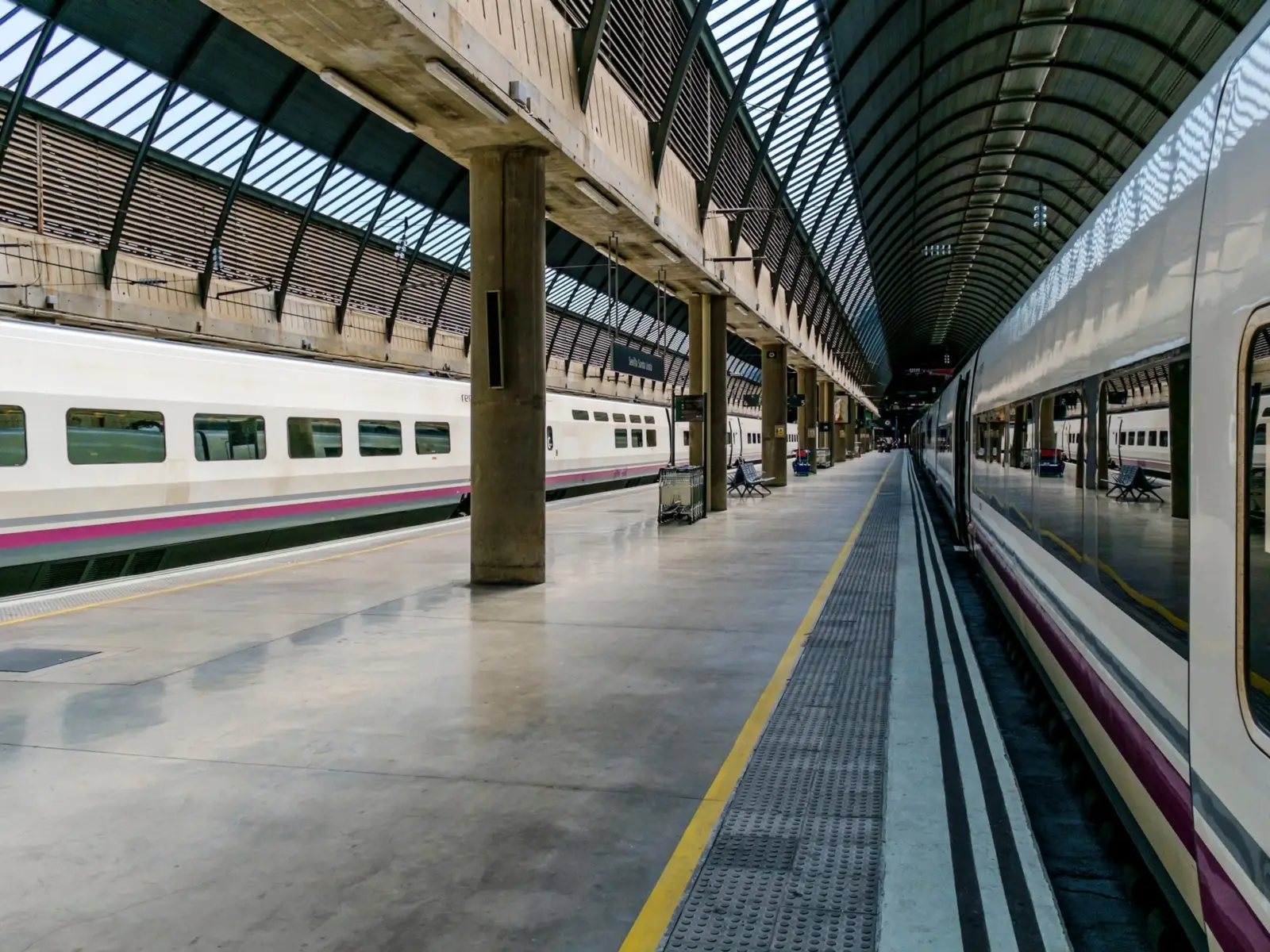 רכבות באיטליה בתחנת רכבת מודרנית המשמשת רכבות מהירות בין הערים המרכזיות.