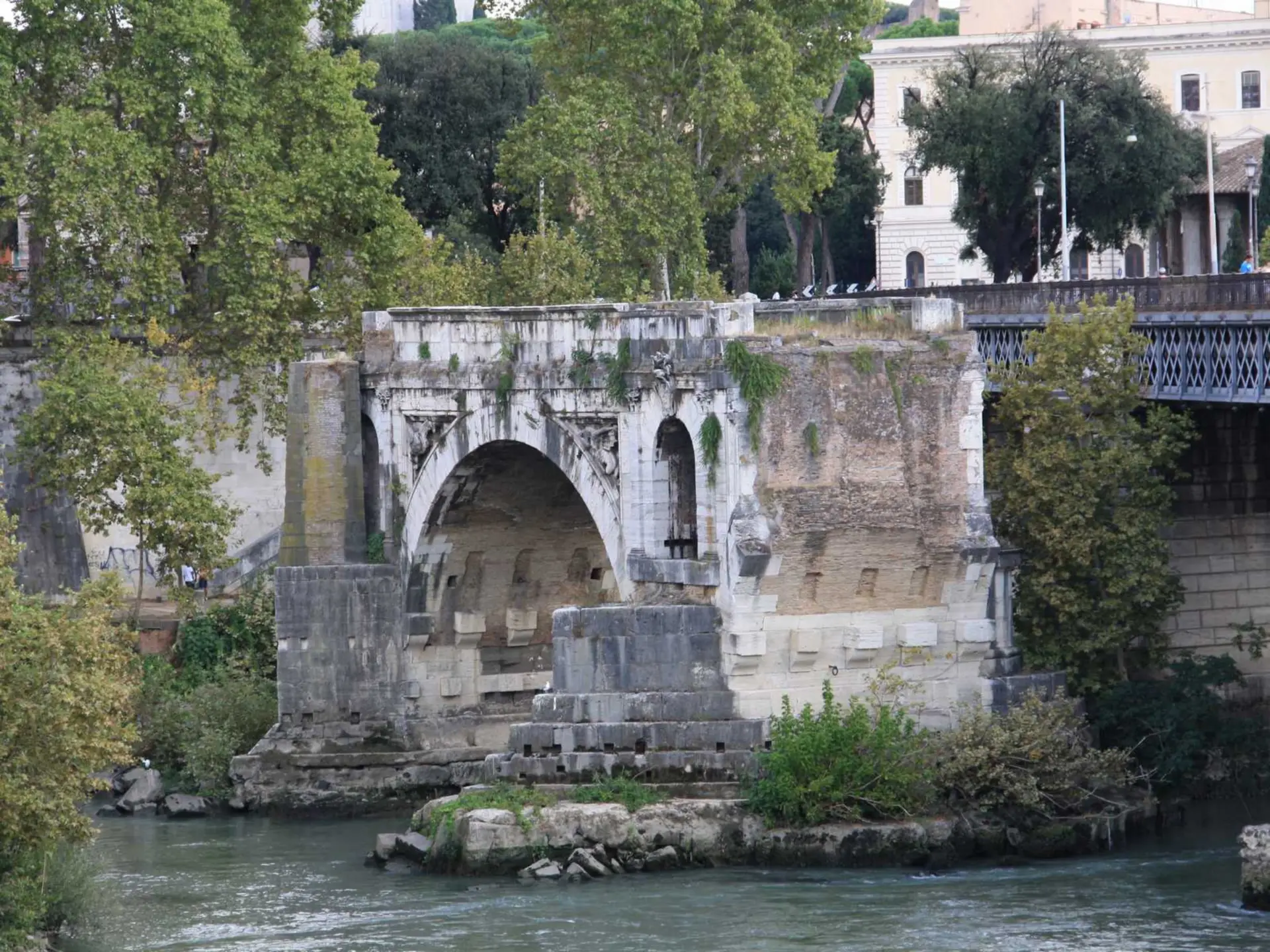 שרידי הפורום הרומי (Roman Forum) והמזרקות העתיקות באזור לאציו