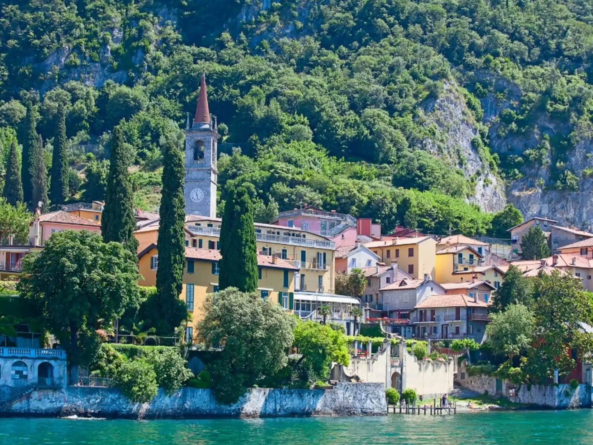מסלול הליכה בגרין ווי לצד כפר צבעוני ומגדל פעמונים מעל אגם קומו